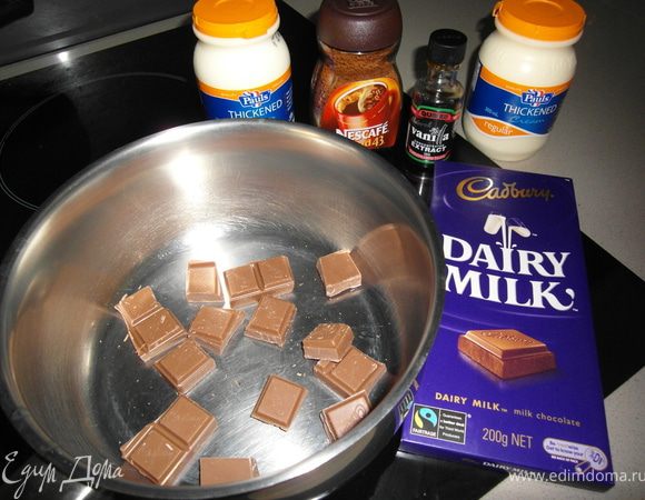 В кастрюлю поломать шоколад на кусочки, добавить сливки и кофе (если решили делать с кофе). P.S. я делала с кофе, что придало мягкий кофейный аромат.