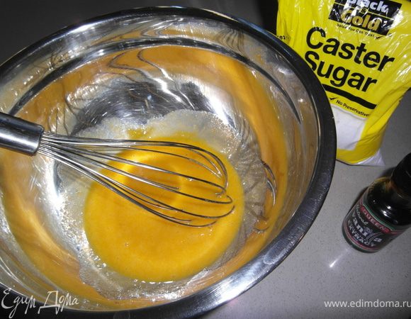 Сахар и ванилин поместить в отдельную емкость, добавить 4 желтка и СРАЗУ же все взбить венчиком. НА ЗАМЕТКУ: если оставить желтки лежать на сахаре, они затвердеют!