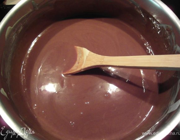 В оригинале рецепта предлагается массу перелить через сито, чтоб избавиться от возможно нерастворенных кусочков шоколада и яичных не разбитых образований. Я этого не делала, т.к. на мое усмотрение все было отлично "разбито". 