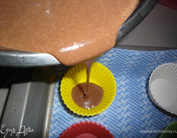 Итак, наливаем аккуратно массу по горшочкам (в моем кухонном инвентаре под это дело нашлись только формочки для маффинов, которые примерно по 60 мл :))