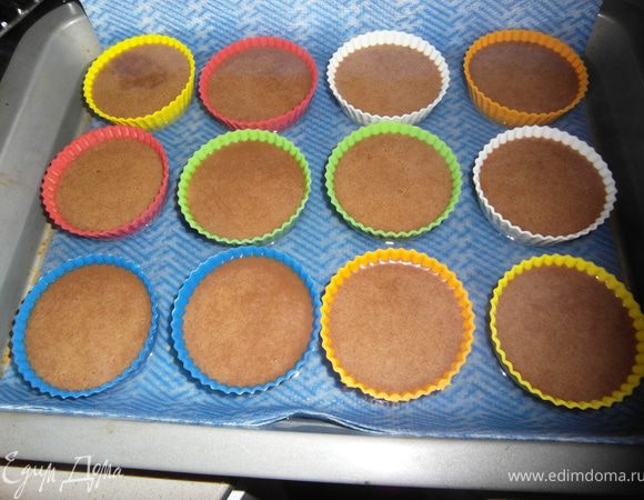 Наливаем кипяток на противень, примерно до половины наших "горшочков".