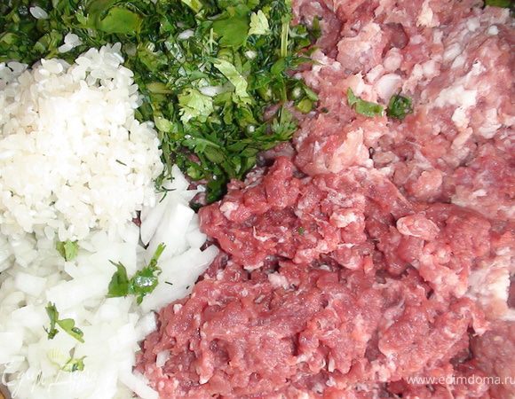 Порготовить ингредиенты: мясо пропустить через мясорубку, лук и зелень мелко порезать, рис промыть. Мясо, рис, лук, зелень, соль, перец хорошо перемешать, отбить.