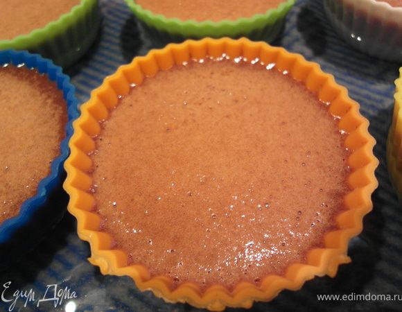 Ставим в духовку. Если Ваши горшочки по 110 мл, выпекать 50 минут (согласно оригиналу рецепта), но т.к. в моем случае используются в 2 раза меньше формочки, я запекала 25 минут. 