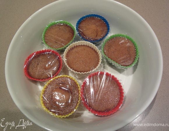 Затем достаем шоколадные горшочки из воды, покрываем их сверху пластиком (кулинарным). Ставим в холодильник на несколько часов или ночь, чтоб шоколадная масса "схватилась".