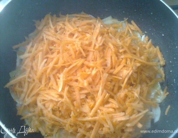 Затем добавляем морковь,накрываем крышкой)