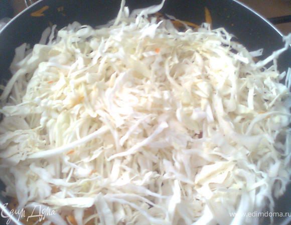 минут через 5,добавляем капусту и имбирь,тушим минут 10