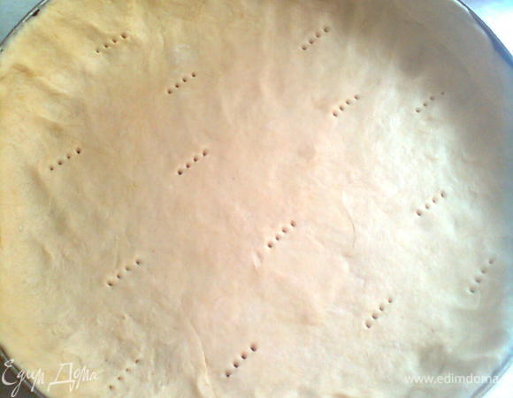 берём тесто располагаем его в противне(я по количеству продуктов,взяла небольшую сковороду) делаем бортик