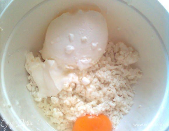 готовим начинку
сыр натереть ,добавить яйцо и сметанку,хорошо размешать и равномерно вылить на начинку
