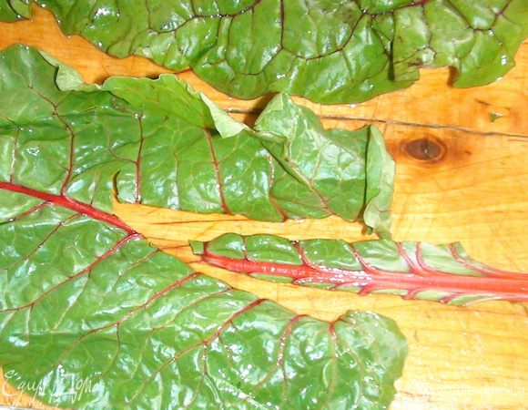 Ботву промыть, вырезать стебельки. Если листья большие порезать вдоль.