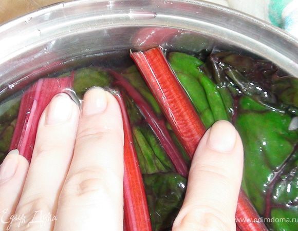 Залить водой, так что бы она была на уровне голубцов.