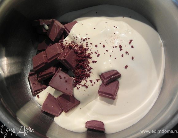 Поставить на маленький огонь, мешать до растворения шоколада и ровной гладкой консистенции, затем сразу снять с огня. Если масса немного горячая, подождать мин 5, должна быть слегка теплой.