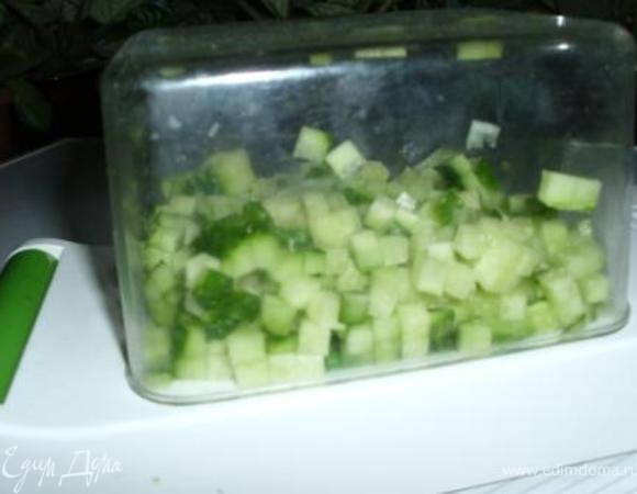 Такими же кубиками порезать овощи и крабовые палочки. Мелко-мелко порубить чеснок, базилик порезать "соломкой". Сыр потереть на крупной тёрке.