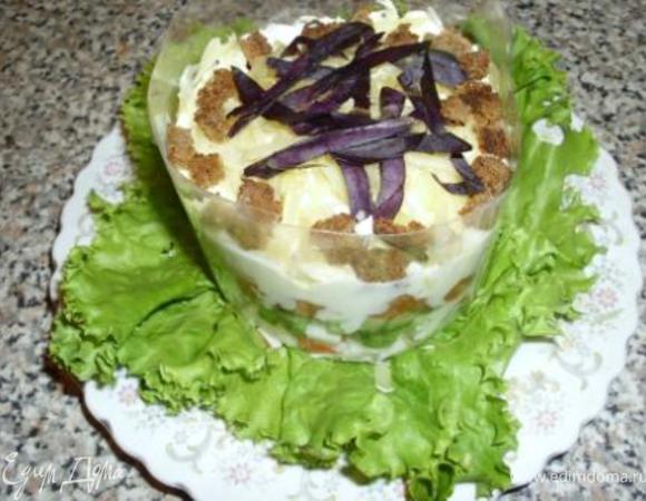 Щедро посыпать тёртым сыром и слегка "утрамбовать". Выложить сухарики и посыпать базиликом.