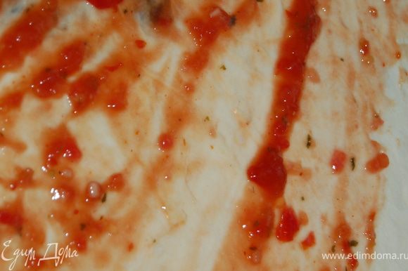 Смазать тесто томатной заправкой , можно воспользоваться моей,рецепт http://www.edimdoma.ru/recipes/25937, если кому нравится погуще, можно добавить немного готового кетчупа, к примеру Heinz.