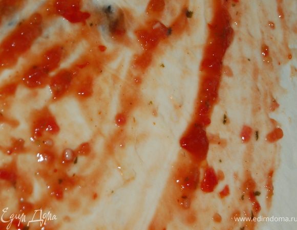 Смазать тесто томатной заправкой , можно воспользоваться моей,рецепт http://www.edimdoma.ru/recipes/25937, если кому нравится погуще, можно добавить немного готового кетчупа, к примеру Heinz.