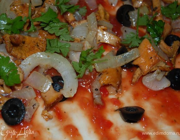 Лисичка обжарить на сковородке с панчеттой и репчатым луком, уложить все ингредиенты на свою треть теста. Во время жарки грибы солим, перчим и добавляем приправы по вкусу, т.к. это пористый гриб и хорошо впитывает в себя все запахи.Выложить на свою треть теста с остальными ингредиентами.