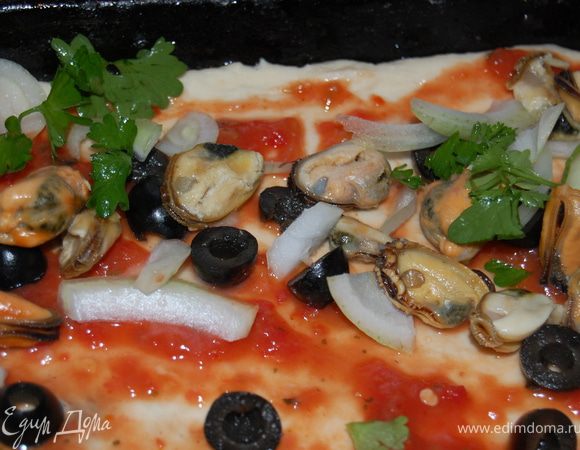 Отварить пару минут мидии в соленой воде. Выкладываем на тесто с остальными ингредиентами.