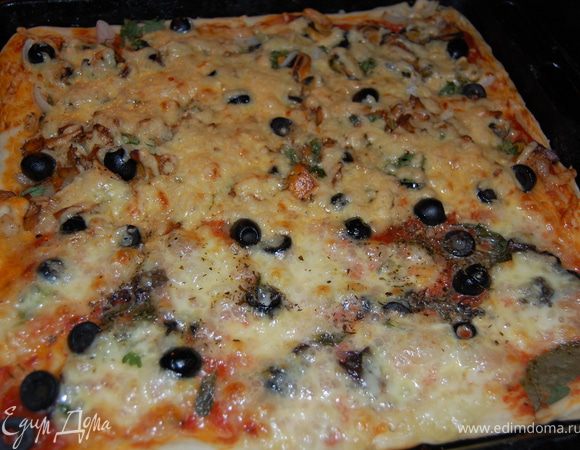  У нас получились 3 непохожие пиццы на одном противне. Прекрасный вариант для обеда/ужина с бокалом холодного вина или кружечкой пива в такую жару. Самое главное чуть не забыла – надо запомнить, где заканчивается одна часть и начинается другая, в этом весь смысл! Всем приятного аппетита!