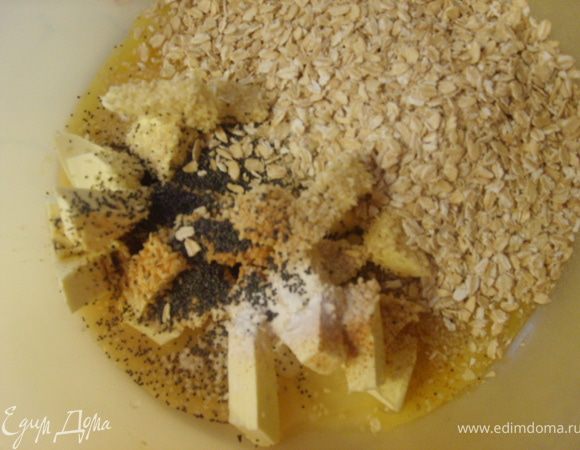 Тесто: Из перечисленных ингредиентов замесить тесто (я всегда все беру на глаз, так что можете регулировать все по своему вкусу)* Тесто можно заморозить и после, когда вдруг неожиданно нагрянуть гости, разморозить его испечь такую вкусность. Благо выпекается в считанные минуты.