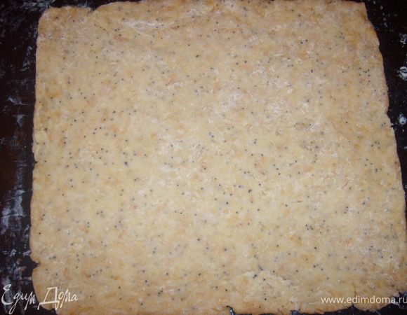 После раскатать, и уложить на смазанный маслом противень, смазать повидлом и выпекать при температуре 190-200С 10 минут. *Если хотите испечь с повидлом, то следует его нанести перед выпеканием, если же с медом, как у меня, то после того, как испечется корж.