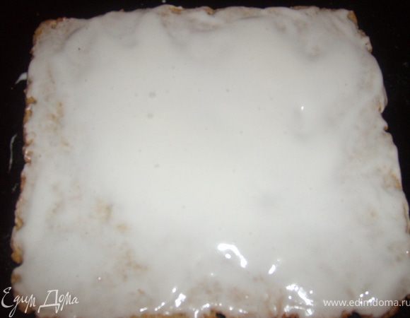 Повидлом я не смазывала, а смазала медом после того, как корж пропекся. Взбить 1 белок с сахаром до пиков и нанести его поверх меда