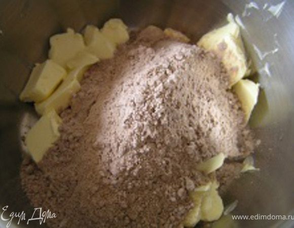 Отдельно смешать муку, сахар и какао, добавить к маслу, растереть, добавить яичный белок, замесить тесто.