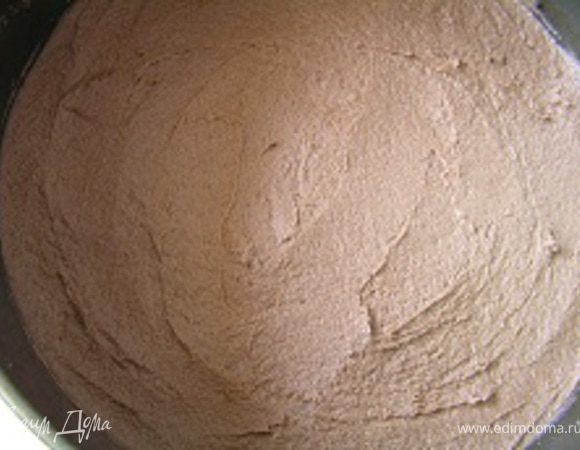 Тесто выложить в смазанную маслом разъемную форму для выпечки, разровнять. Выпекать при 240*С 15 минут.