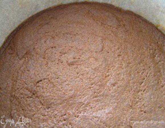 Готовый корж остудить. Сделать бортики из бумаги для выпечки (или пищевой пленки).