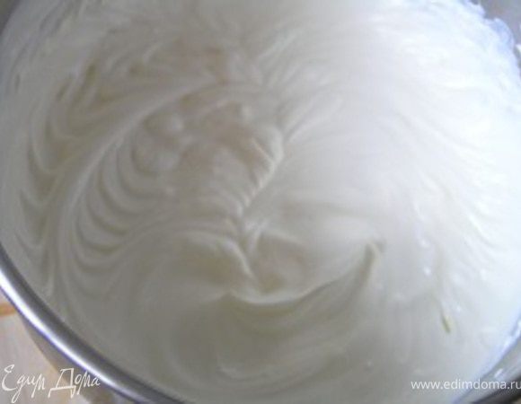 Маскарпоне взбить со сметаной и сахаром.