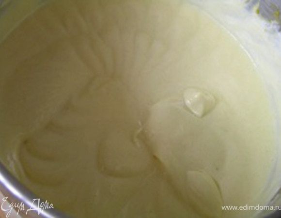 Добавить лимонный сок, шафран, еще взбить. Желатин нагревать на водяной бане до полного растворения, немного остудить и добавить в крем. Все тщательно перемешать.