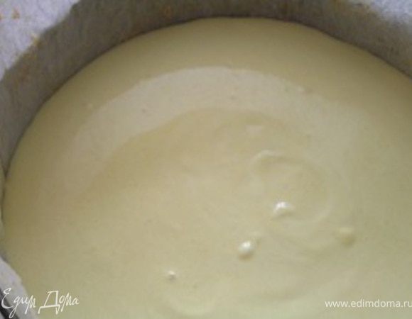 Шафрановый крем выложить на корж, убрать в холодильник.