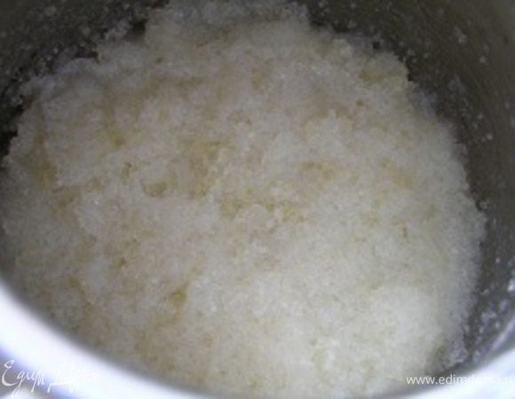 Для клубничного крема желатин замочить в молоке до набухания.