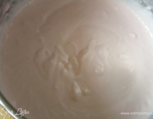 Маскарпоне взбить с йогуртом и сахаром.