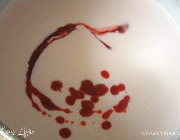Добавить сок клубники, перемешать. Желатин нагревать на водяной бане до полного растворения, остудить, добавить в крем. Тщательно перемешать.
