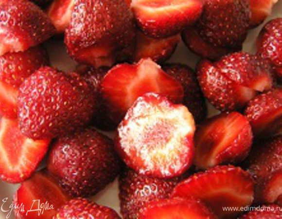 Клубнику разрезать пополам.
