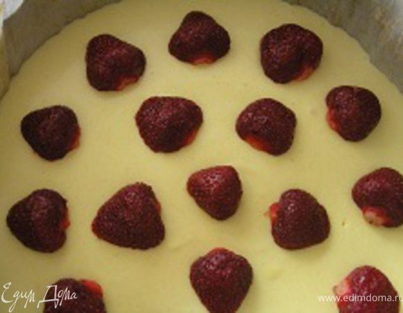 Достать из холодильника форму с тортом. На шафрановый крем аккуратно выложить примерно половину всей клубники.