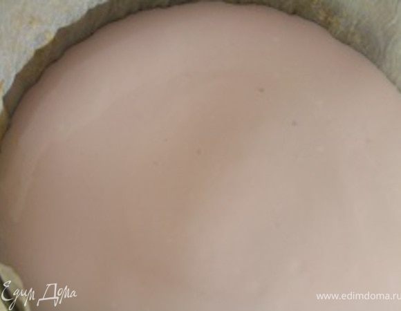 Также аккуратно залить сверху клубничным кремом. Убрать в холодильник минимум на 1 час.