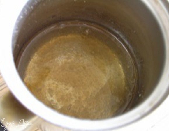 Приготовить клубничное желе. Желатин замочить в воде до набухания, нагревать на водяной бане до полного растворения. Добавить сахар, размешать, остудить и влить клубничный морс.