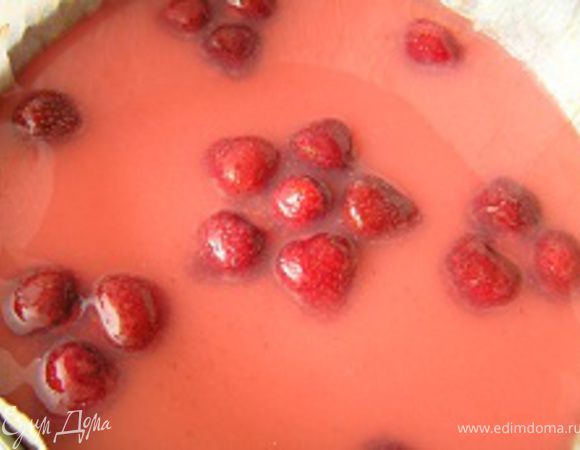 Достать торт из холодильника. Красиво разложить оставшуюся клубнику и аккуратно залить клубничным желе. Убрать в холодильник до застывания желе.