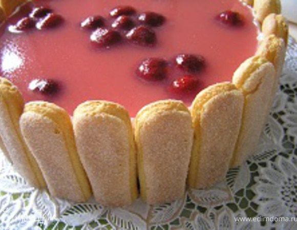 Печенья Савоярди подрезать до нужной длины (высоты торта) и украсить бока.