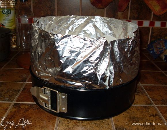 Выпекаем стандартно бисквит. Режем его на три части. Готовим крем. Творог перебить в блендере до однородности (у меня был крупинчастый). Добавить сметану и сахар. Взбить миксером до состояния КРЕМА. Клубнику промыть и высушить на бумажном полотенце. Разделить визуально крем на 3 части. Уложить в разйомную форму фольгу бортиками (так как торт будет высоким). Положить на дно один диск бисквита. Выложить третью часть клубники полить кремом. Потом второй корж, клубника. крем. Третий корж, крем. 