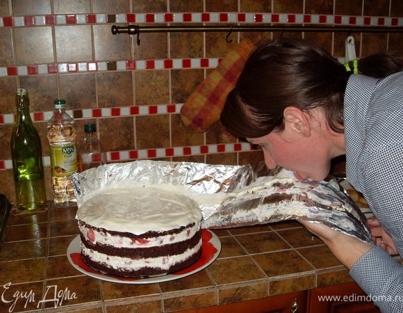 Как крем застынет - снять кольцо и фольгу. 