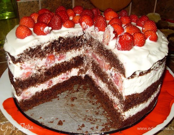 Вот такой вот плотный крем, который выдерживает вес бисквита и клубники.