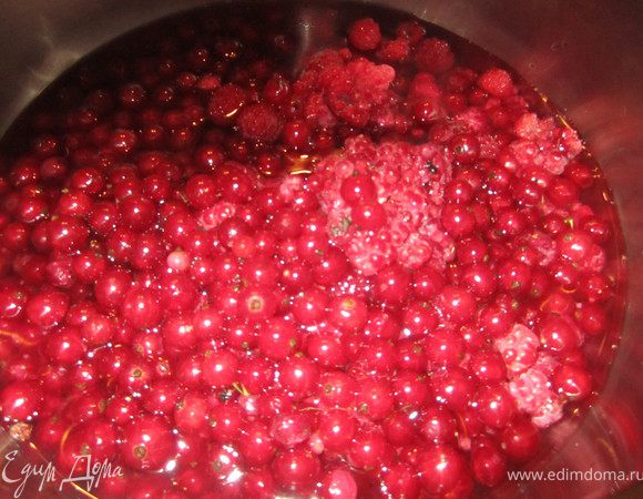 Приготовить начинку.
Смородину с малиной проварить 5-10 минут, чтобы ягоды стали мягкими.