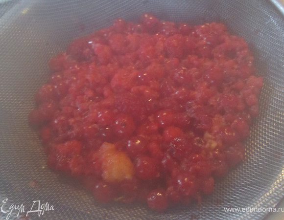 Ягоды откинуть на сито, перетереть.