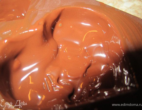 Силиконовой кисточкой, нанести растопленный шоколад на форму.
Поставить охлаждаться в холодильник.
Повторно нанести шоколад.
