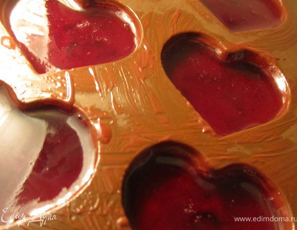 Наполнить формочки начинкой.