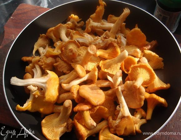 Сначала положить лисички на сковороду без масла. А когда выпарится вся влага, добавить немного масла и обжарить лисички до румяного цвета.