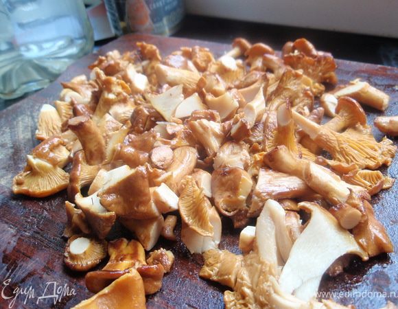 В процессе готовки мне показалось, что нужно измельчить грибочки, так что я это сделала, когда они уже обжарились. Думаю, что лучше это сделать еще с сырыми грибами.