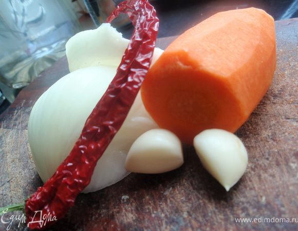 Почистим лук, морковку и чеснок.